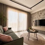 Exclusive Retreat Off The Sea Front Promenade