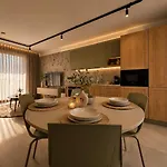 Exclusive Retreat Off The Sea Front Promenade