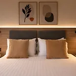 Exclusive Retreat Off The Sea Front Promenade