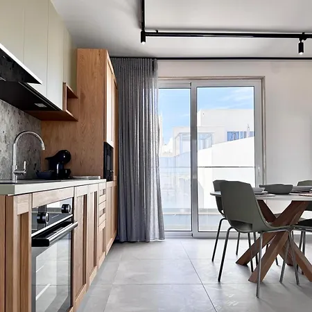 Апартаменты Exclusive Retreat Off The Sea Front Promenade