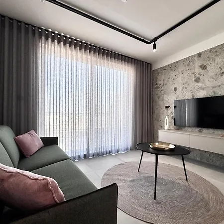 Апартаменты Exclusive Retreat Off The Sea Front Promenade