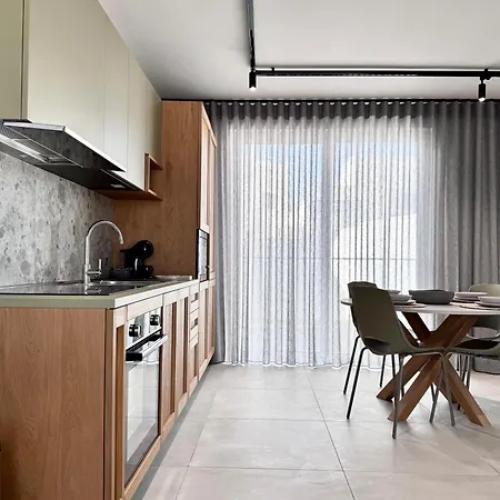 Exclusive Retreat Off The Sea Front Promenade