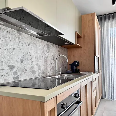 Exclusive Retreat Off The Sea Front Promenade