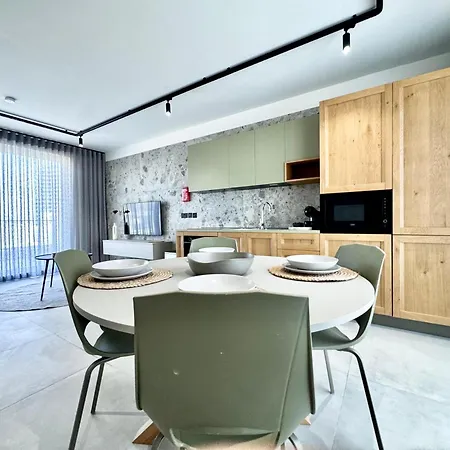 Exclusive Retreat Off The Sea Front Promenade Apartament