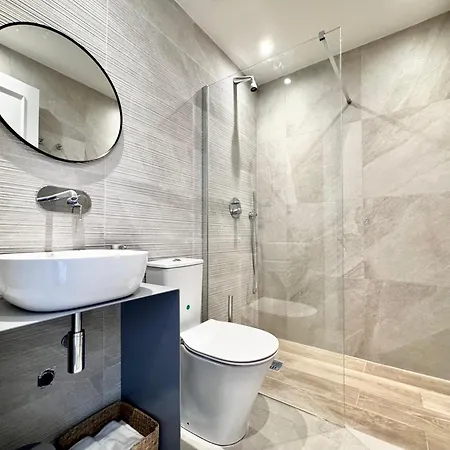 Exclusive Retreat Off The Sea Front Promenade Apartament *