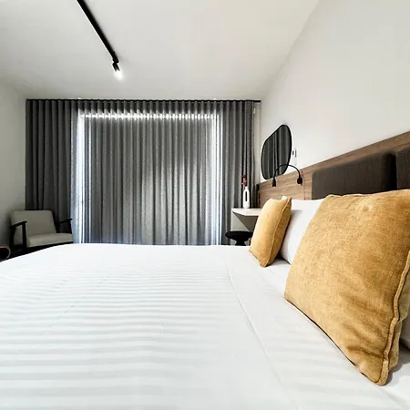 Exclusive Retreat Off The Sea Front Promenade Apartament