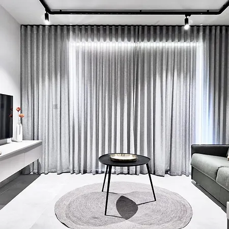 Exclusive Retreat Off The Sea Front Promenade Apartament