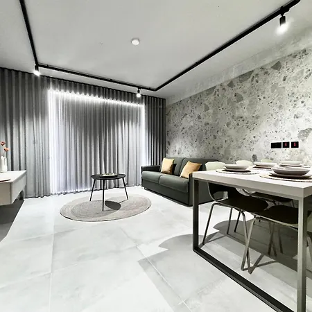 Exclusive Retreat Off The Sea Front Promenade Apartament *