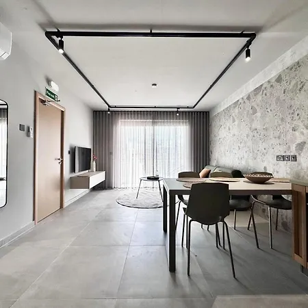 Апартаменты Exclusive Retreat Off The Sea Front Promenade *