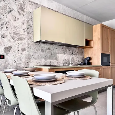 Exclusive Retreat Off The Sea Front Promenade Apartament