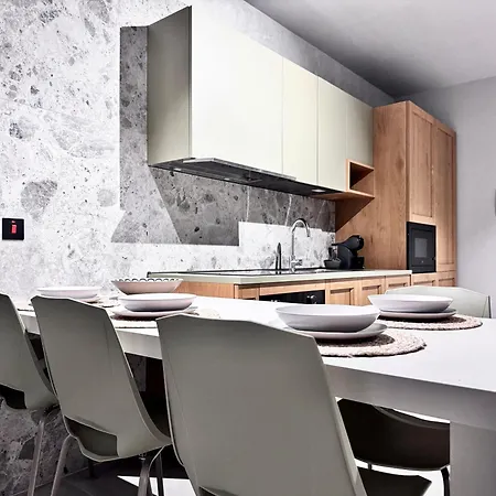 Exclusive Retreat Off The Sea Front Promenade Apartament *