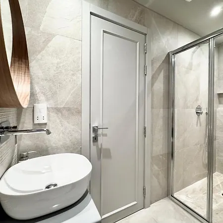 Апартаменты Exclusive Retreat Off The Sea Front Promenade