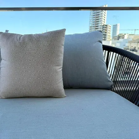 Exclusive Retreat Off The Sea Front Promenade Apartament