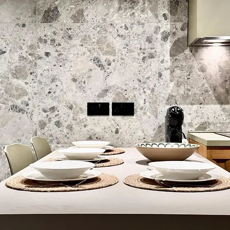 Exclusive Retreat Off The Sea Front Promenade Apartman *