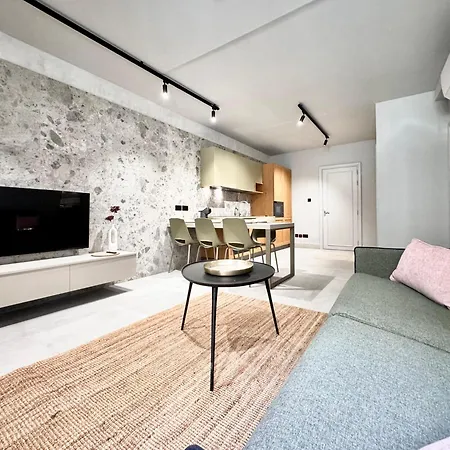 Exclusive Retreat Off The Sea Front Promenade