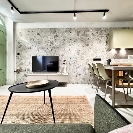 Exclusive Retreat Off The Sea Front Promenade