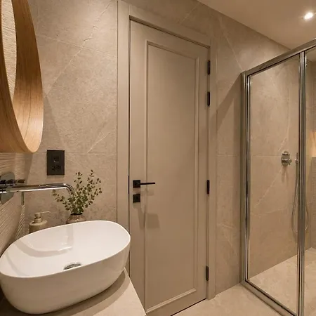 Apartment Exclusive Retreat Off The Sea Front Promenade