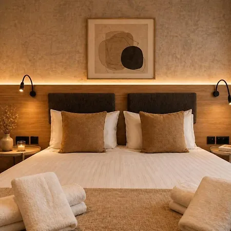 Exclusive Retreat Off The Sea Front Promenade
