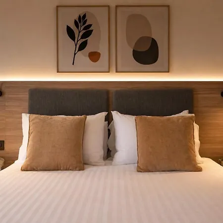 Exclusive Retreat Off The Sea Front Promenade