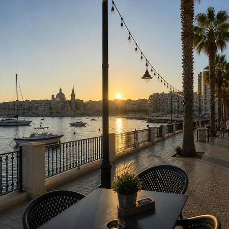 Apartment Exclusive Retreat Off The Sea Front Promenade *