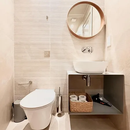 Exclusive Retreat Off The Sea Front Promenade