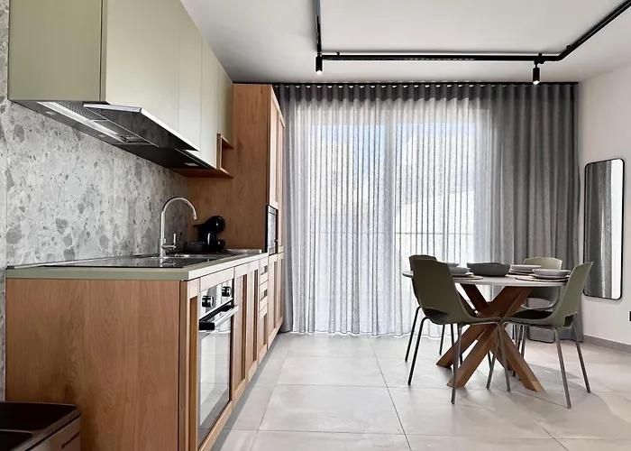 Exclusive Retreat Off The Sea Front Promenade