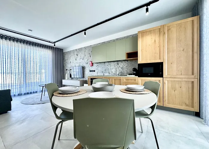 Exclusive Retreat Off The Sea Front Promenade Apartament