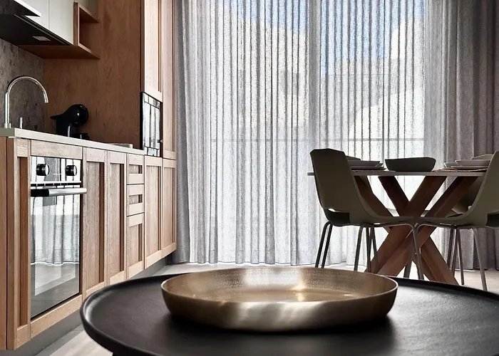 Exclusive Retreat Off The Sea Front Promenade Apartament