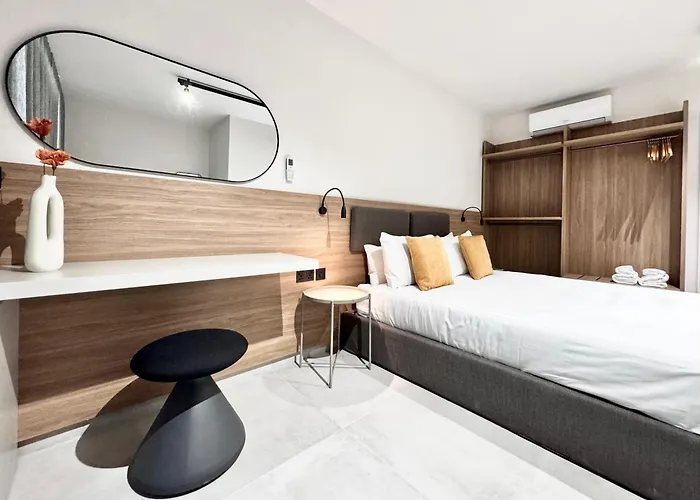 Exclusive Retreat Off The Sea Front Promenade Apartament