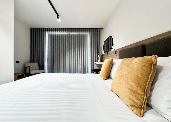 Exclusive Retreat Off The Sea Front Promenade Apartament