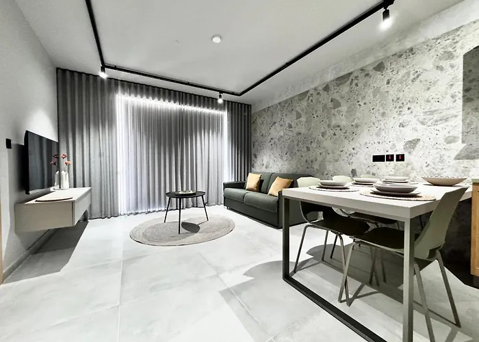 Exclusive Retreat Off The Sea Front Promenade Apartament *