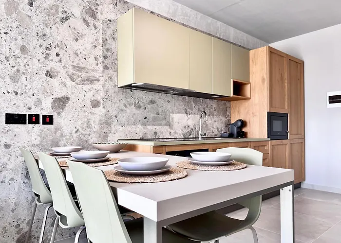 Exclusive Retreat Off The Sea Front Promenade Apartament