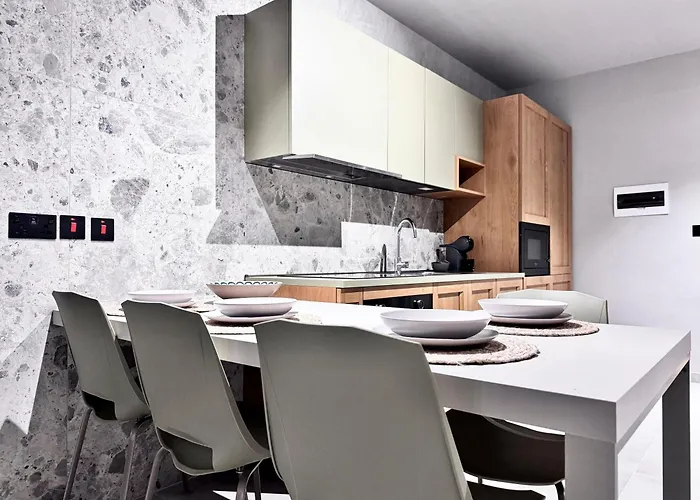 Exclusive Retreat Off The Sea Front Promenade Apartament *