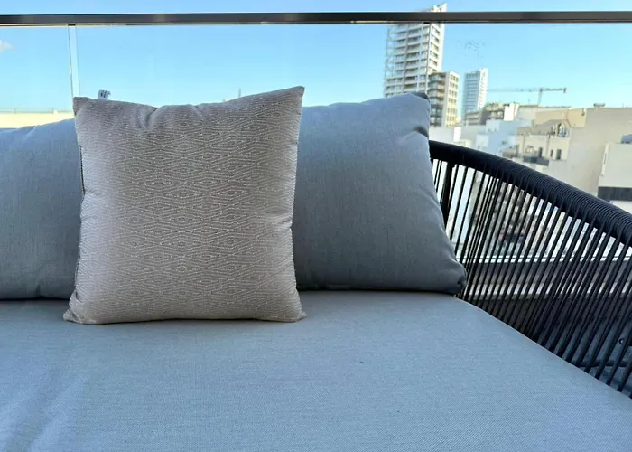 Exclusive Retreat Off The Sea Front Promenade Apartament