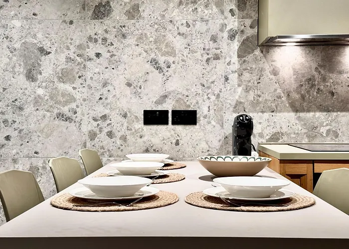 Exclusive Retreat Off The Sea Front Promenade Apartament *