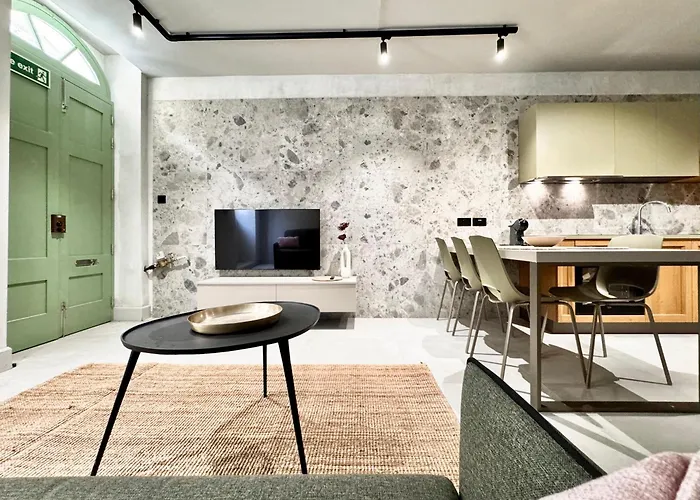 Exclusive Retreat Off The Sea Front Promenade